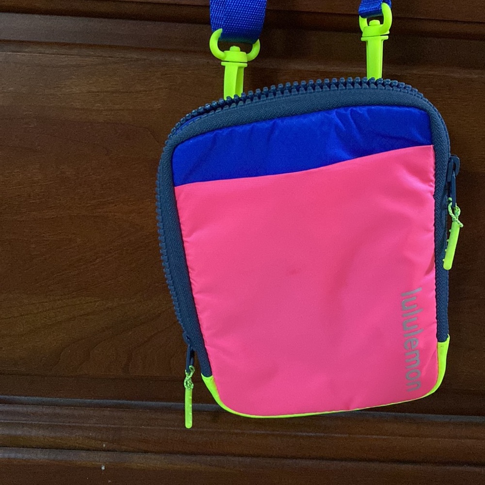 Lululemon NWOT Easy Access Crossbody